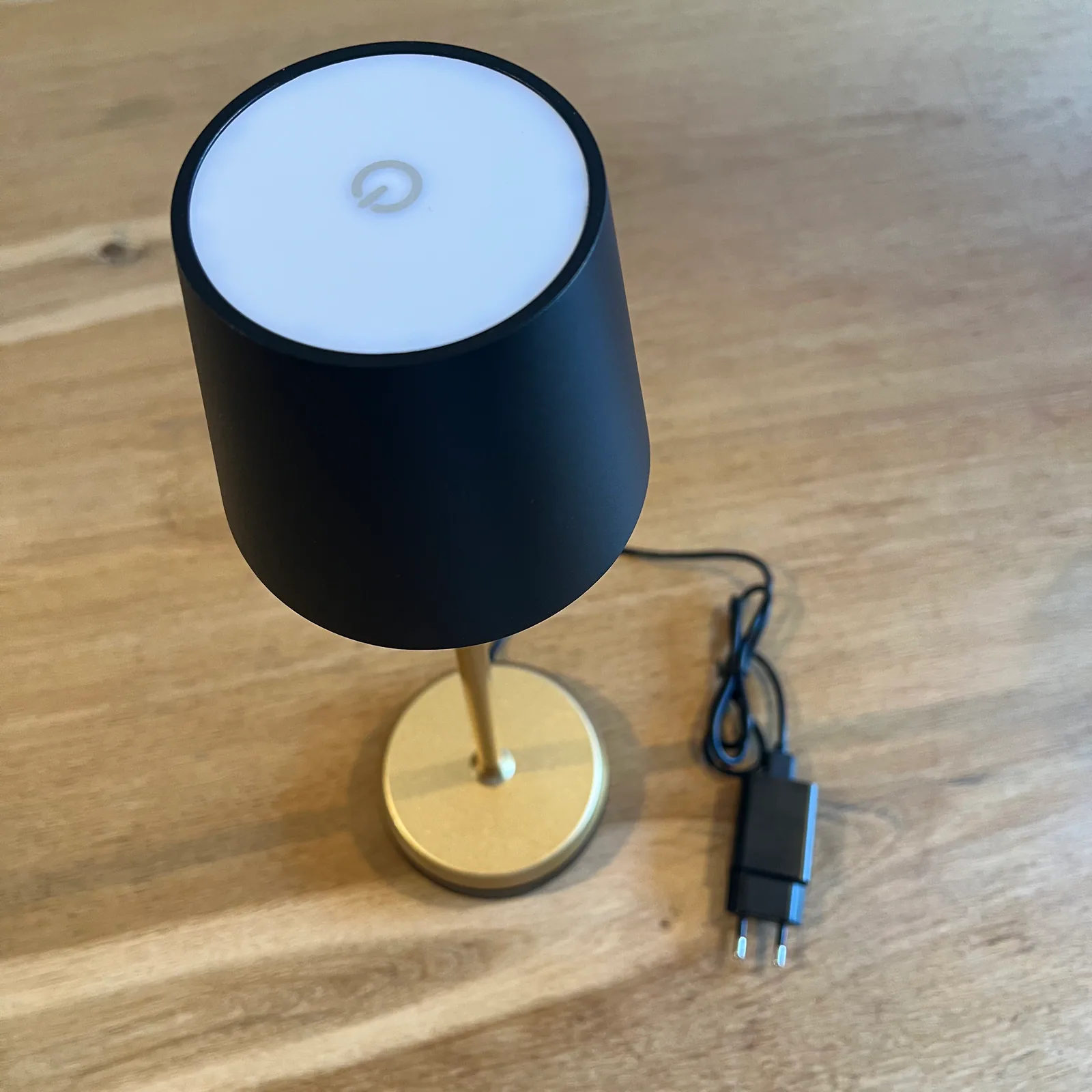 Norda Black & Gold Horeca Tafellamp 1 lamp + laadstation sfeerbeeld 9
