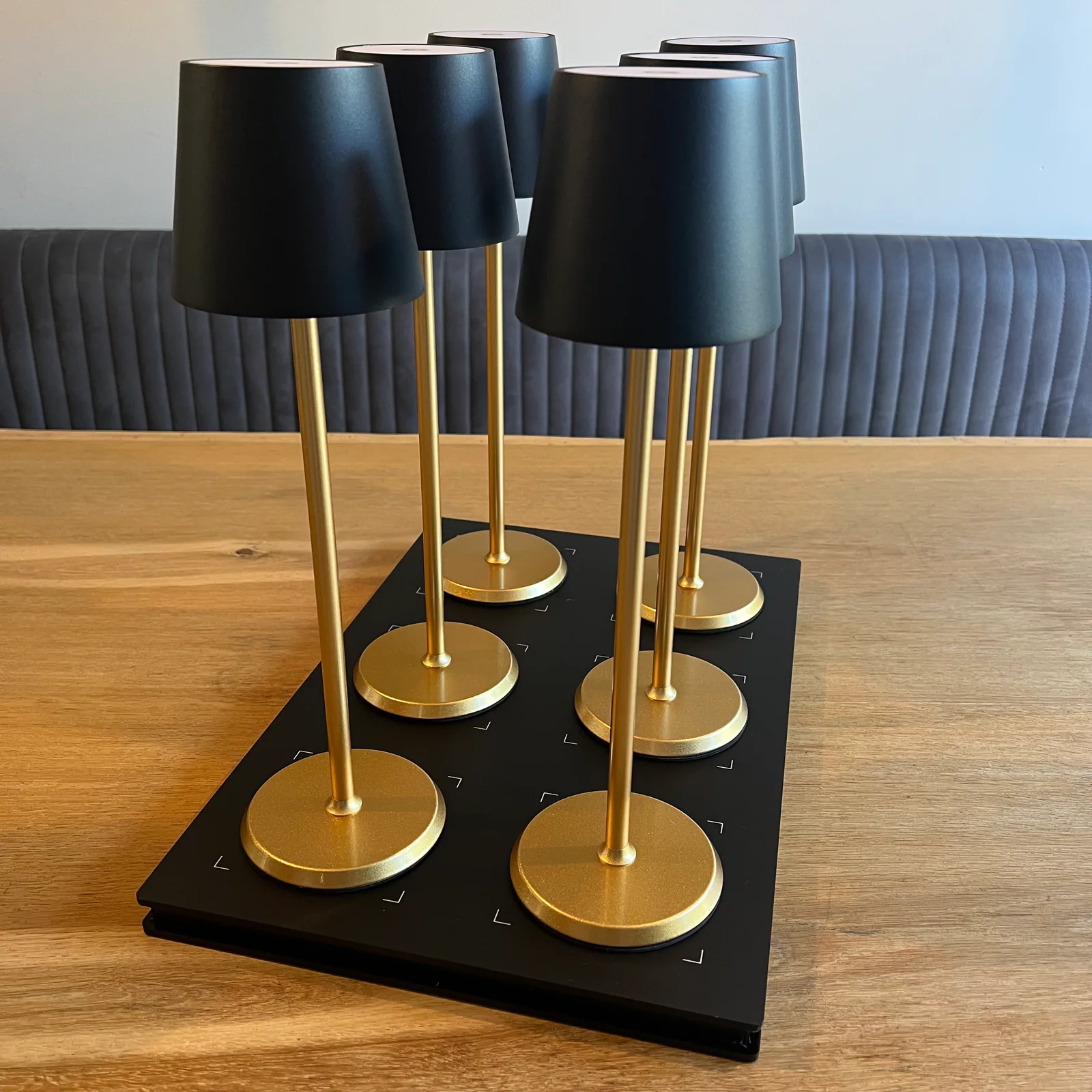 Norda Black & Gold Horeca Tafellamp 6 lampen + laadstation sfeerbeeld 6