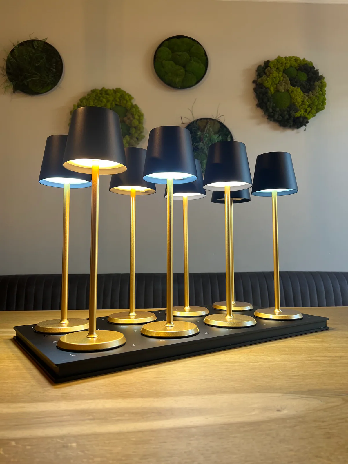 Norda Black & Gold Horeca Tafellamp 8 lampen + laadstation sfeerbeeld 2