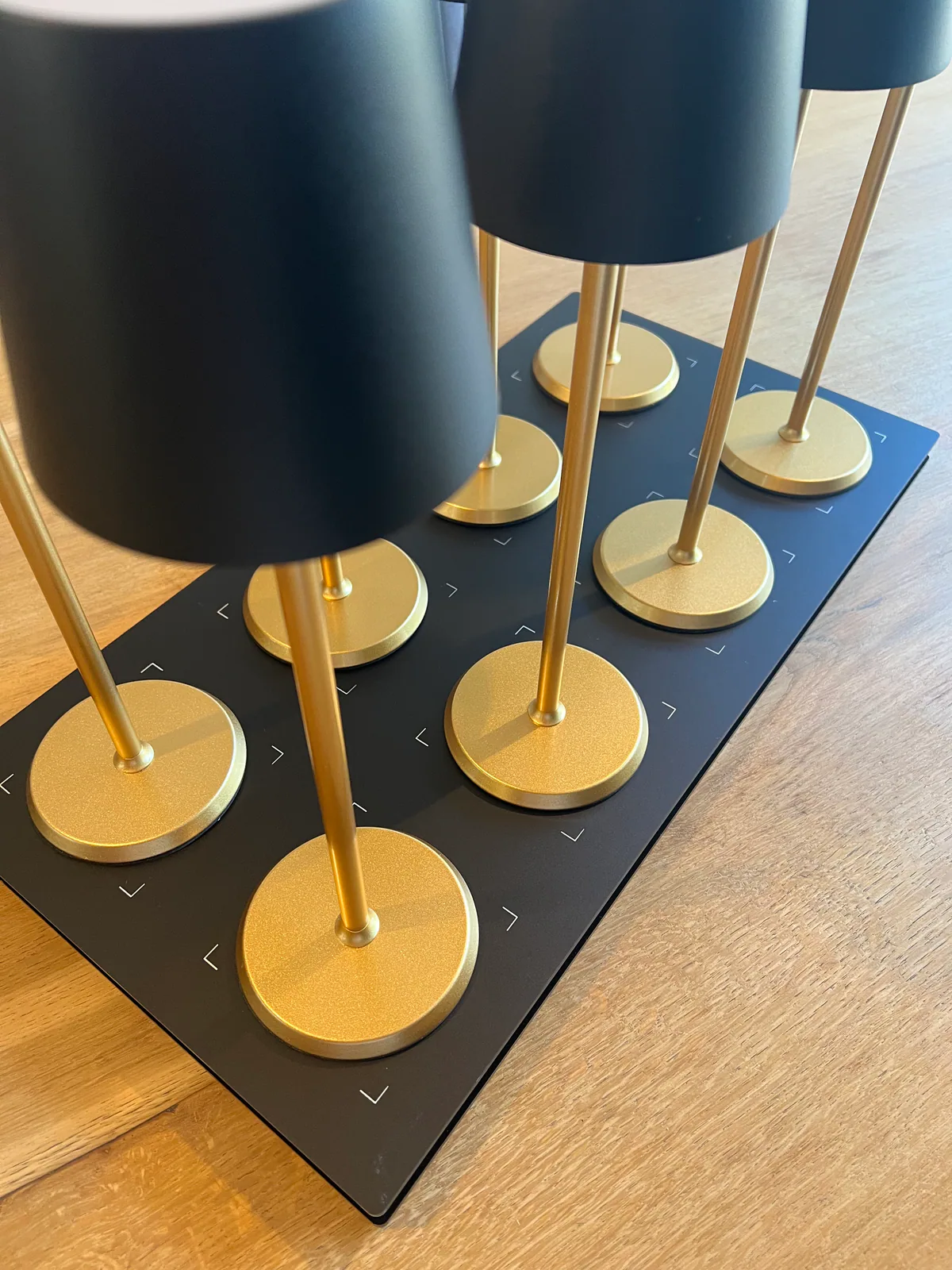 Norda Black & Gold Horeca Tafellamp 8 lampen + laadstation sfeerbeeld 3