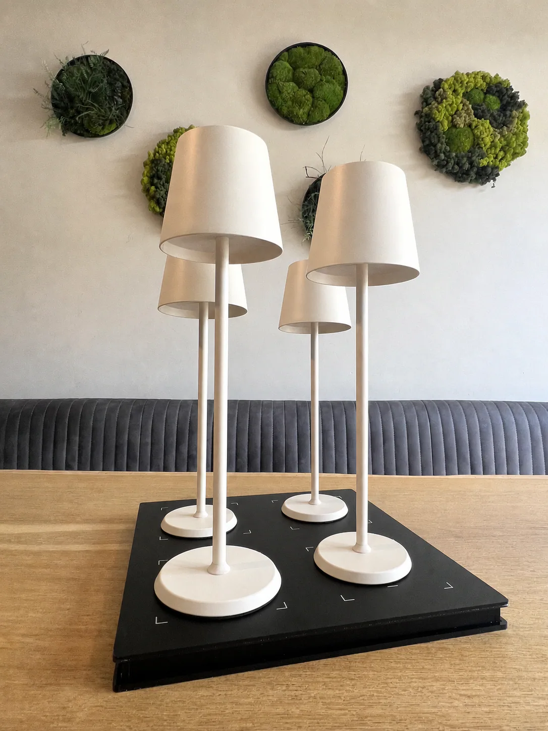 Norda Cream Horeca Tafellamp 4 lampen + laadstation sfeerbeeld 2