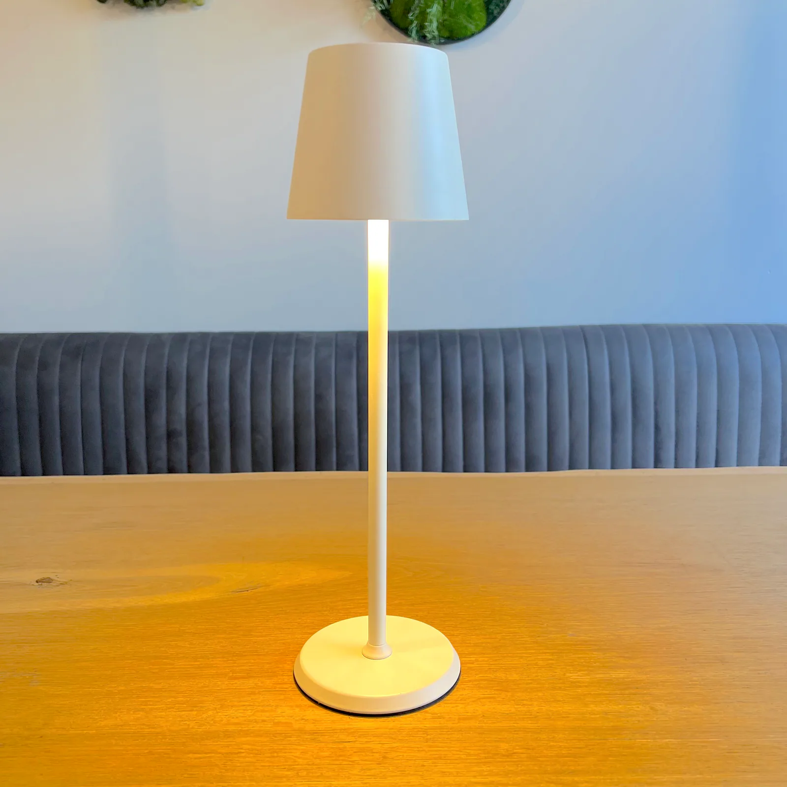 Norda Cream Horeca Tafellamp 6 lampen + laadstation sfeerbeeld 2