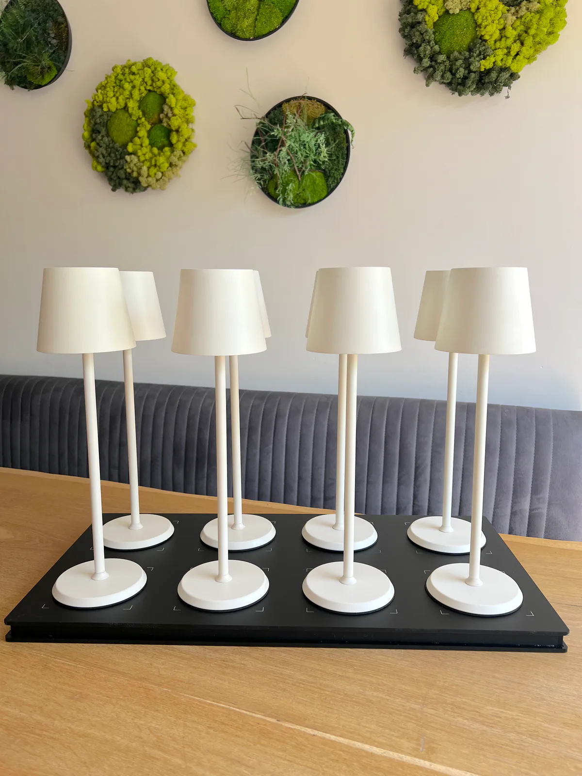 Norda Cream Horeca Tafellamp 8 lampen + laadstation sfeerbeeld 3