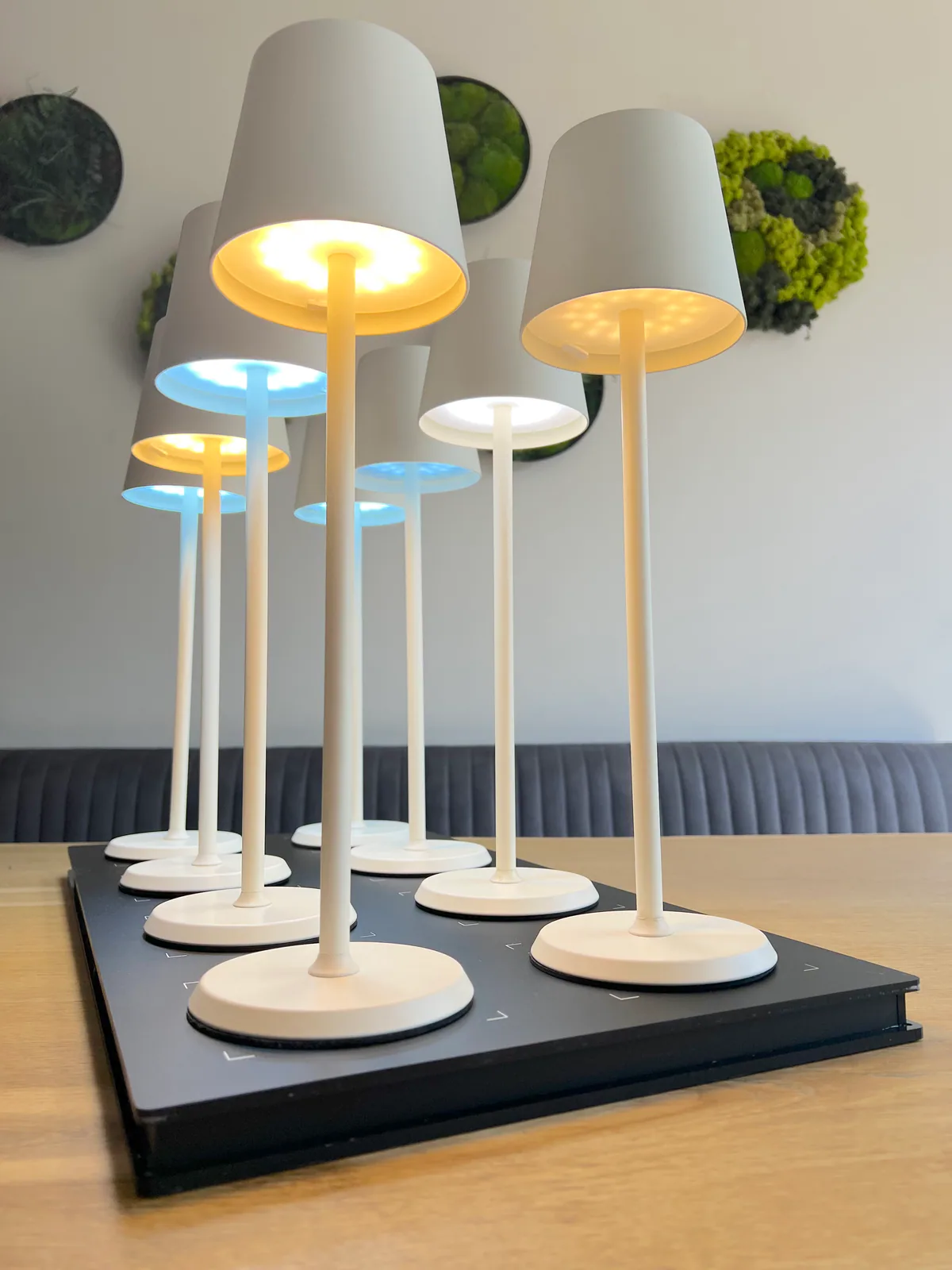 Norda Cream Horeca Tafellamp 8 lampen + laadstation sfeerbeeld 4
