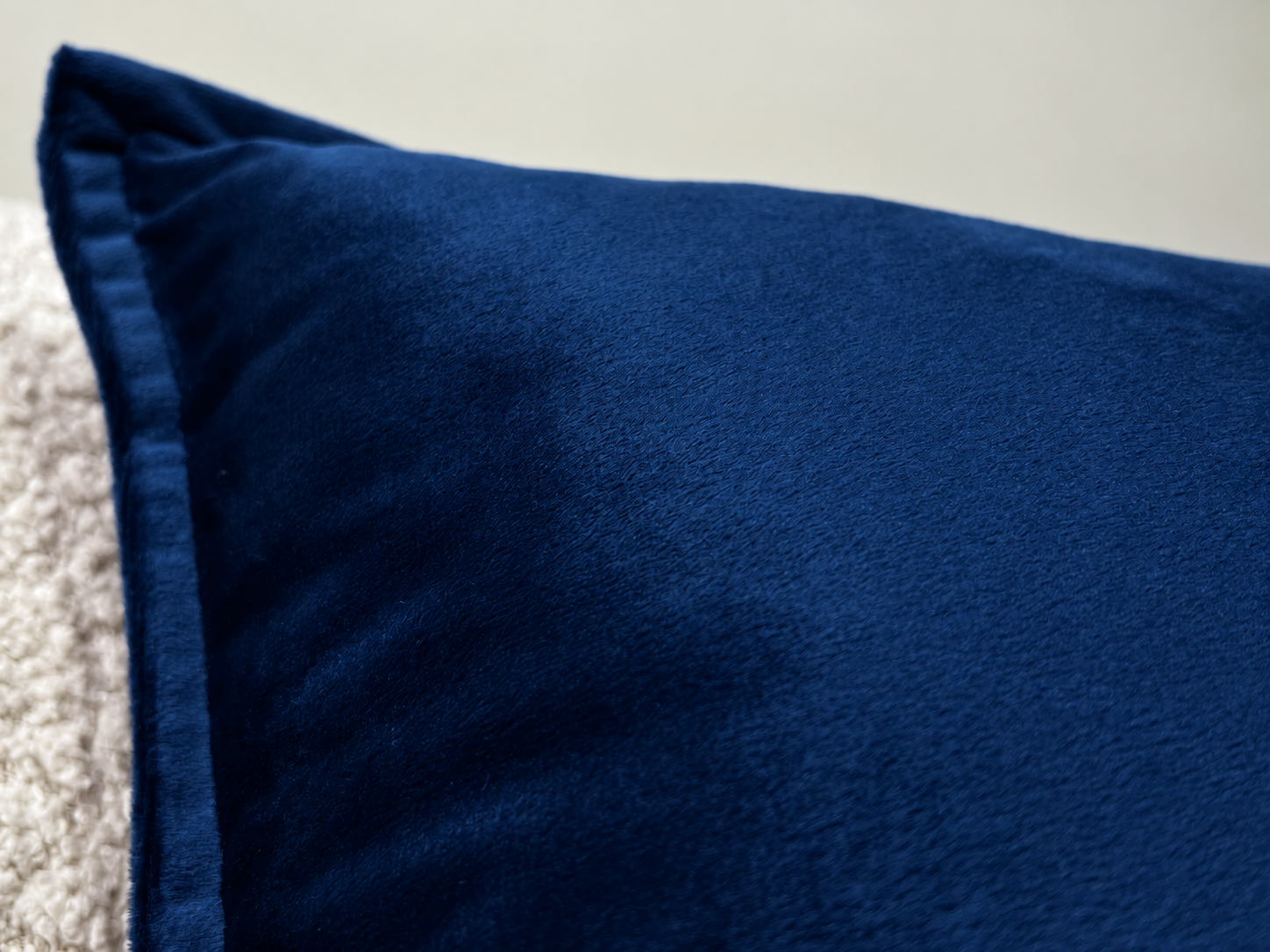 Dark Blue Warmpi velvet 45x45cm infrared heating pillow with soft velvet fabric – Show product photo 2