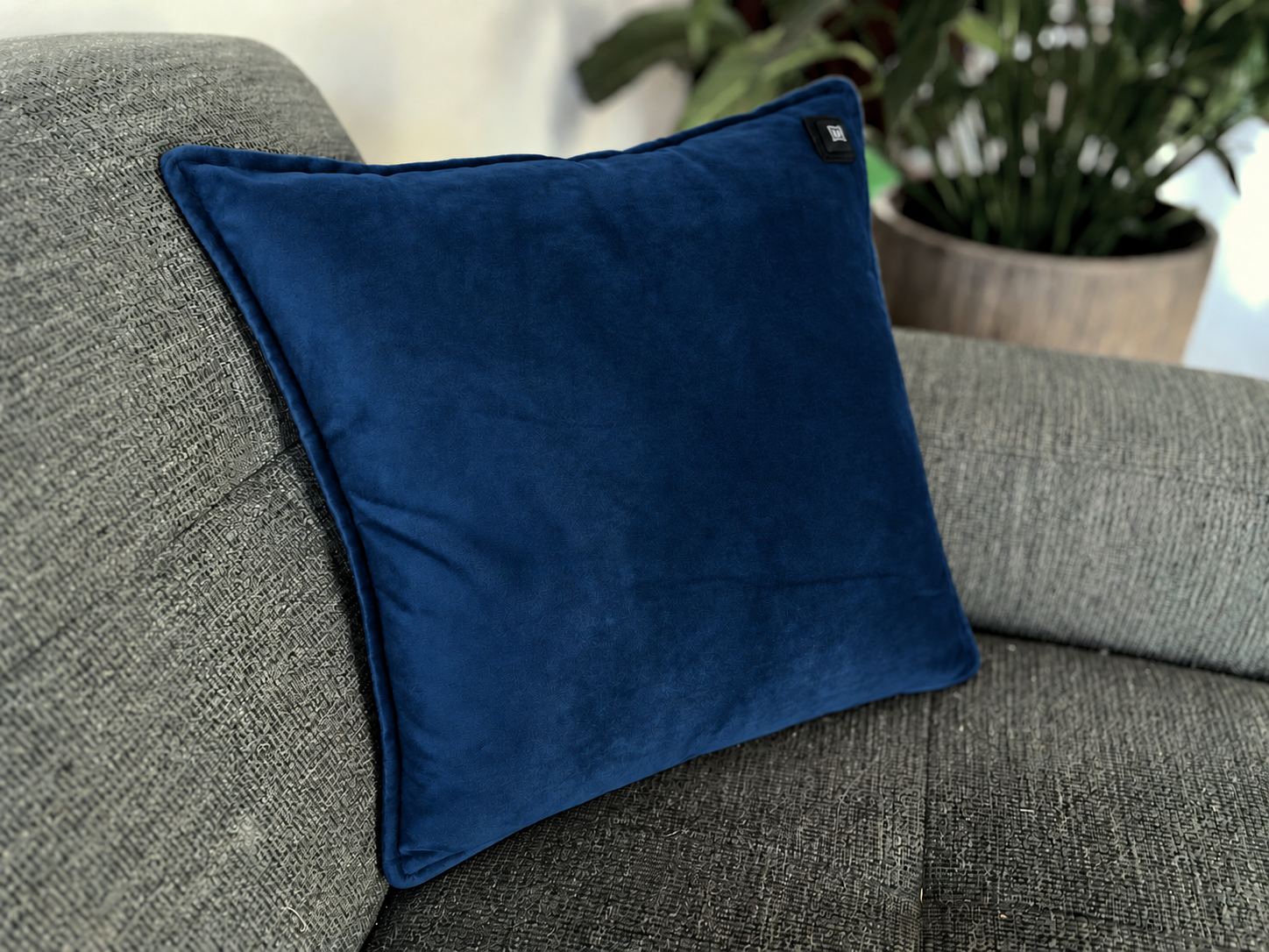 Dark Blue Warmpi velvet 45x45cm infrared heating pillow with soft velvet fabric – Show product photo 3