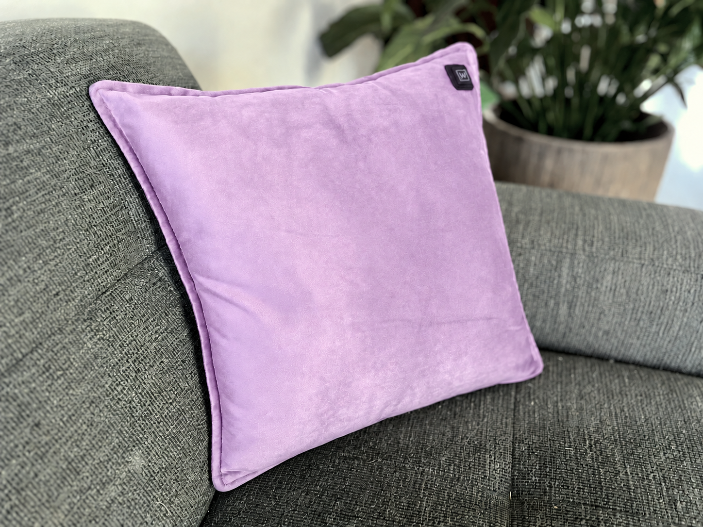 Lilac Warmpi velvet 45x45cm infrared heating pillow with soft velvet fabric – Show product photo 3