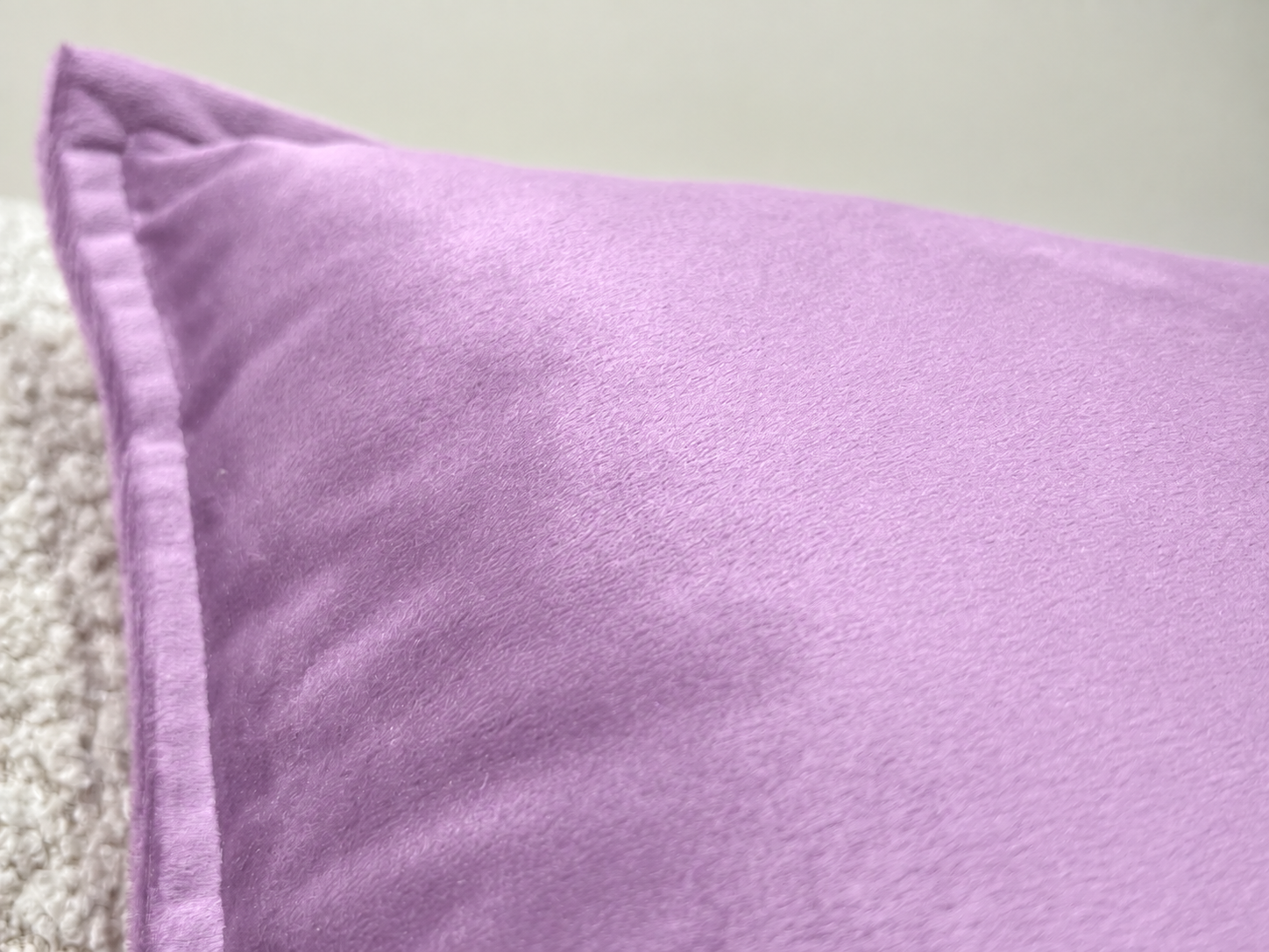 Lilac Warmpi velvet 45x45cm infrared heating pillow with soft velvet fabric – Show product photo 2