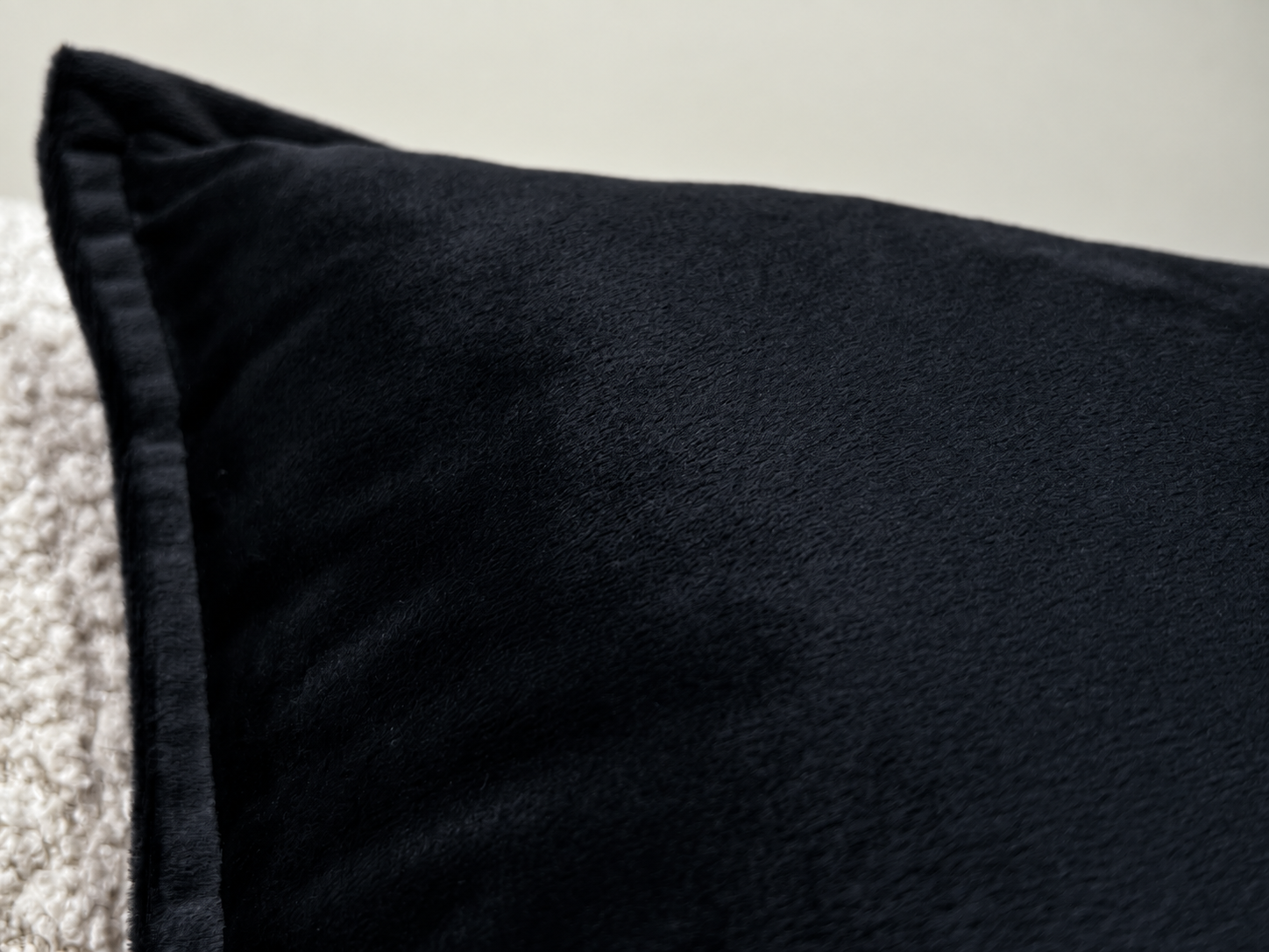 Warmpi Samt Schwarz 45x45cm Infrarot-Wärmekissen mit samtweichem Bezug – Produktfoto 2 anzeigen
