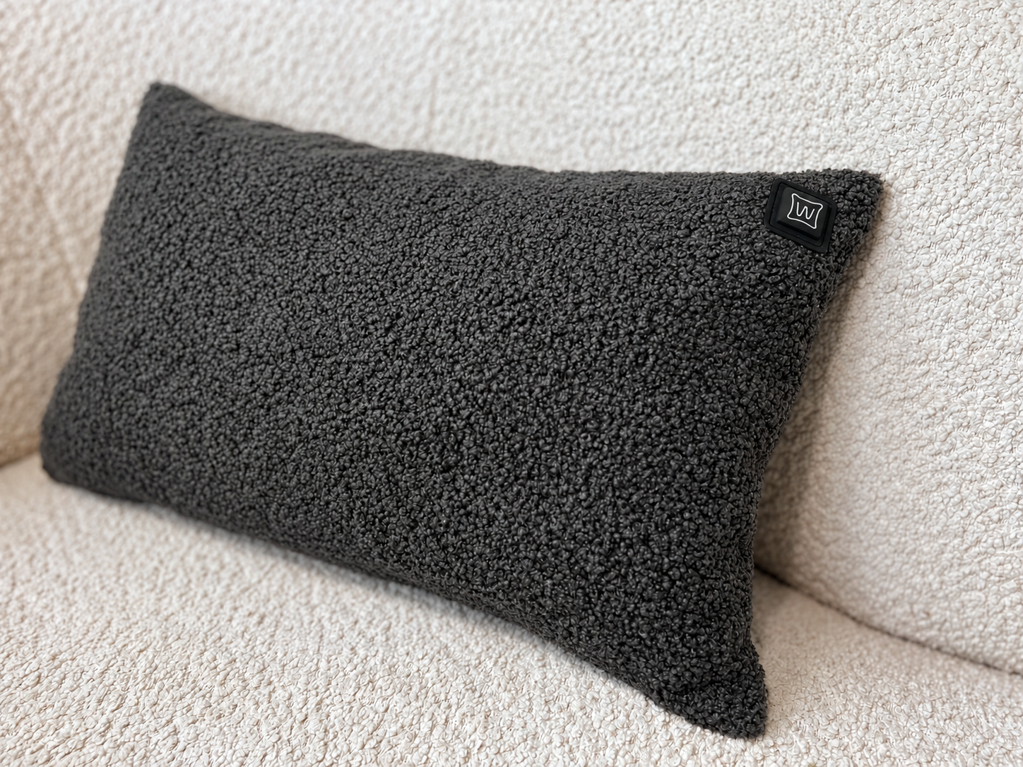 Donkergrijs Warmpi teddy warmtekussen 50x30cm met knuffelbare stof en infraroodwarmte – Toon productfoto 2