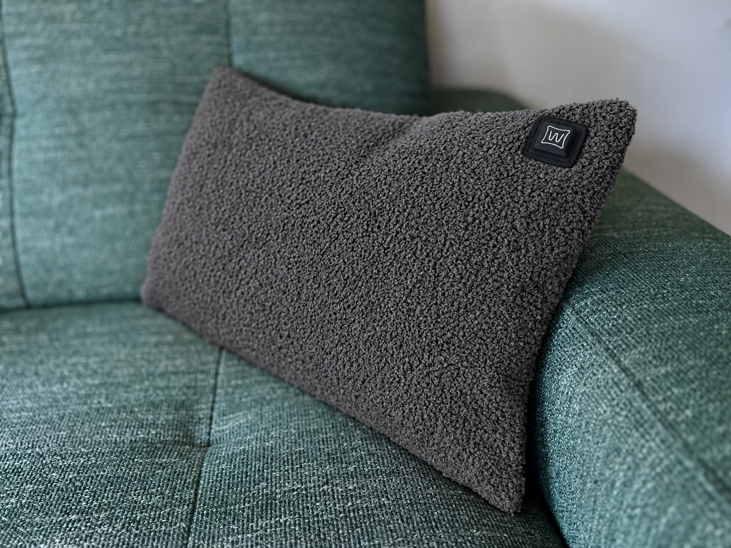 Donkergrijs Warmpi teddy warmtekussen 50x30cm met knuffelbare stof en infraroodwarmte – Toon productfoto 3